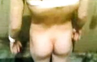 XXX 美しいスズメバチに黒の喉が満たされます 女性 用 無料 動画