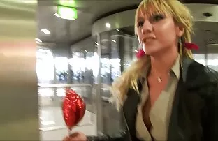 XXX ブルネット脱衣所いじめ彼女の膣 無料 アダルト 動画 キス