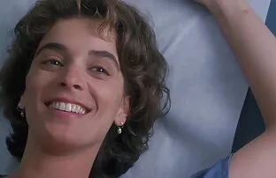 XXX 金髪警官に魚網やガーター 女性 無料 シュガール