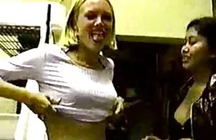 XXX -車の中で彼女のbfを点滅させる十代の若者 エロ 女 アニメ