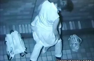 XXX 炭酸水のボトルをファックした後、膣の内側にスプレーし、横柄な鞭を打ちます！ 女性 無料 ポルノ